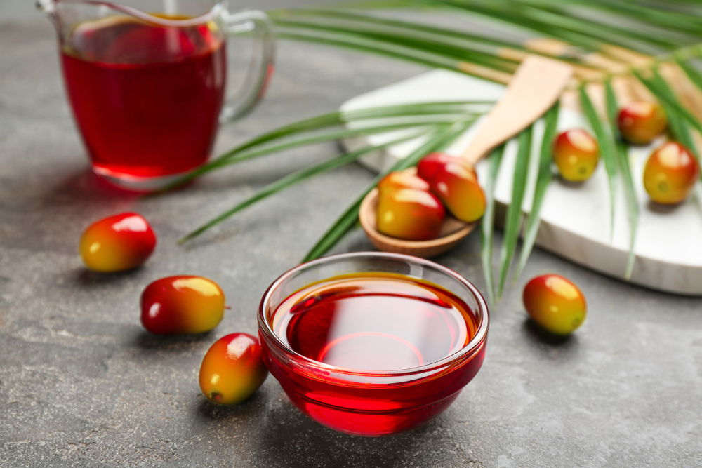 Palm,Oil,In,Glass,Bowl,,Tropical,Leaf,And,Fruits,On