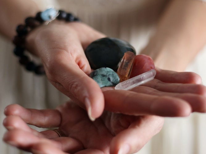 Crystals of Transformation: 12 Healing Stones and Their Magical Purposes